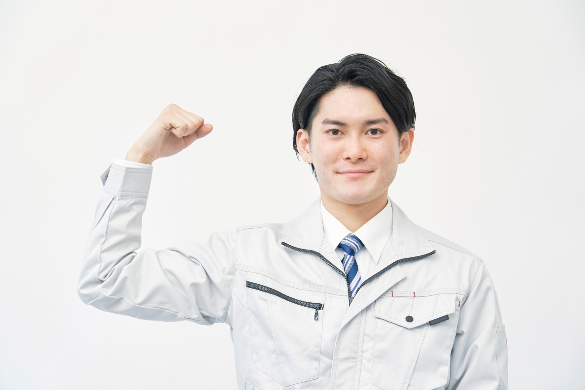 壁の塗装をする職人